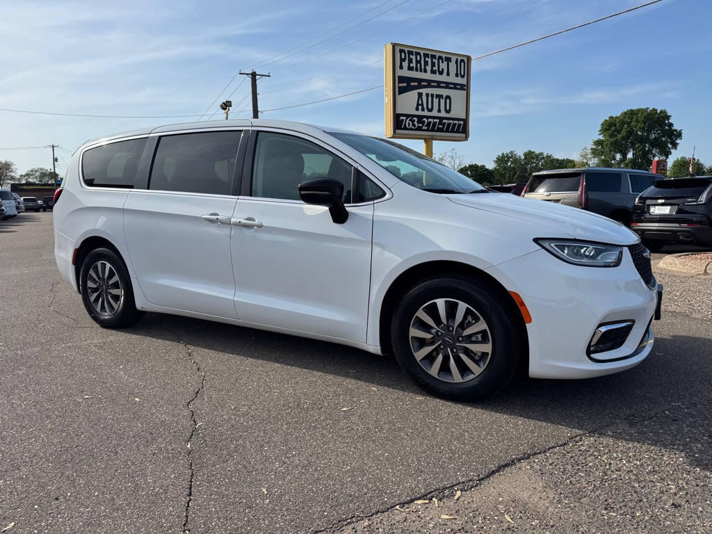 Photo 2 of this CHRYSLER PACIFICA PLUG-I