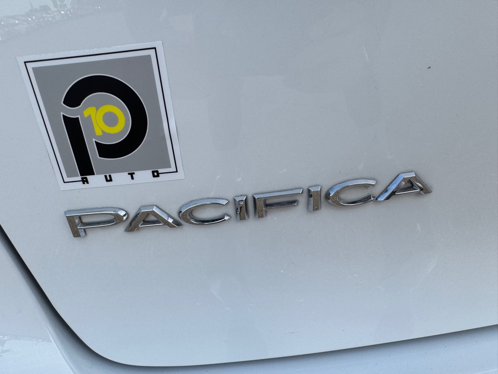 Photo 63 of this CHRYSLER PACIFICA PLUG-I