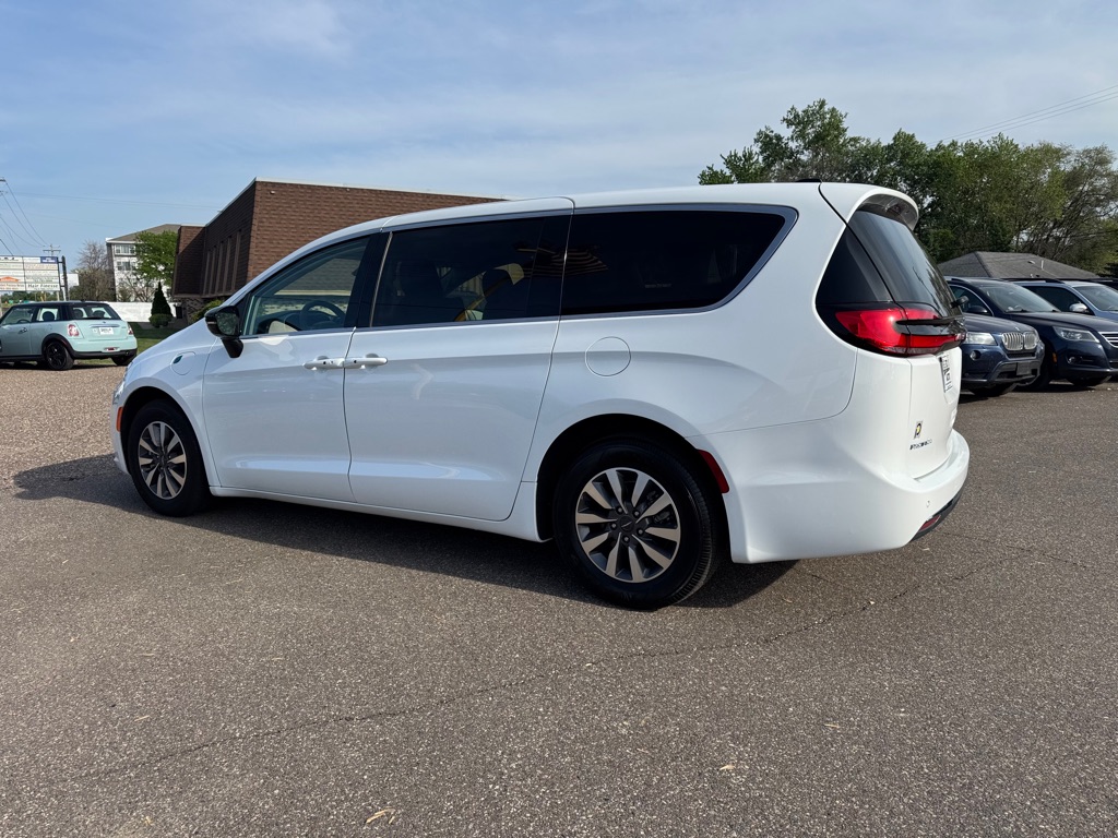 Photo 8 of this CHRYSLER PACIFICA PLUG-I