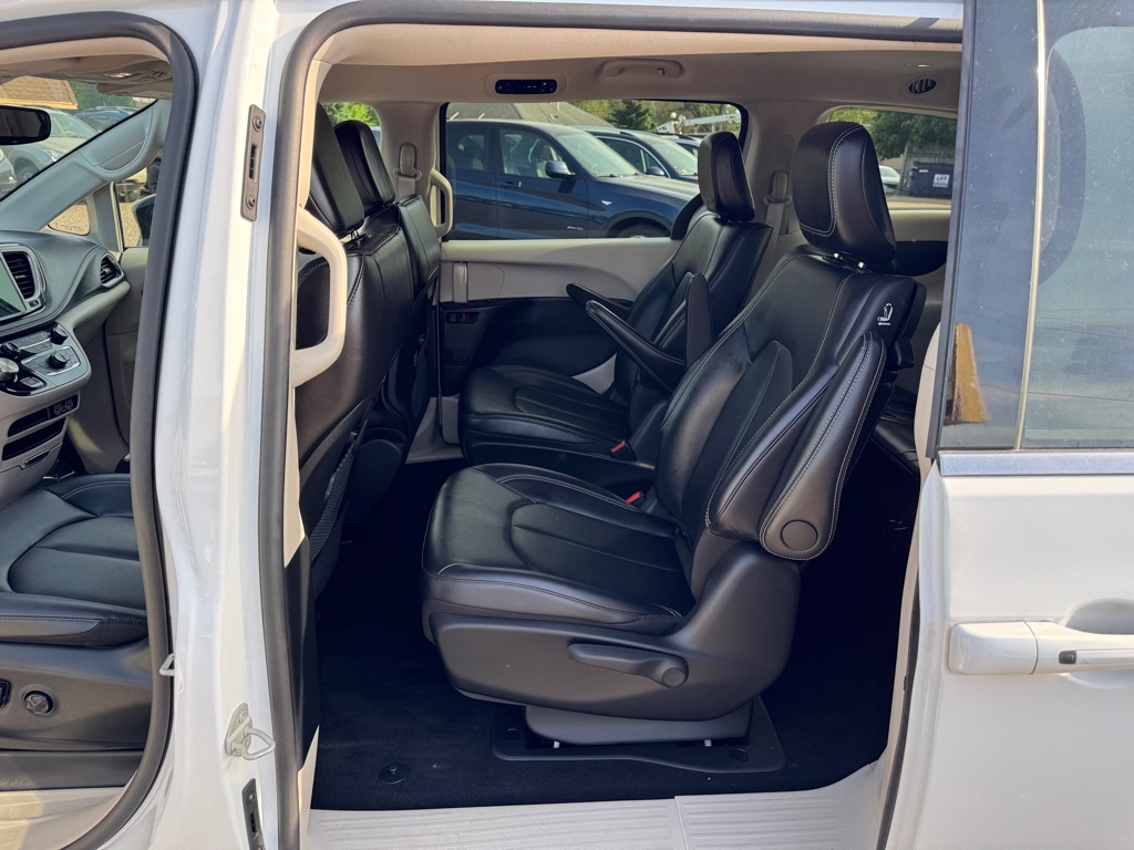 Photo 19 of this CHRYSLER PACIFICA PLUG-I