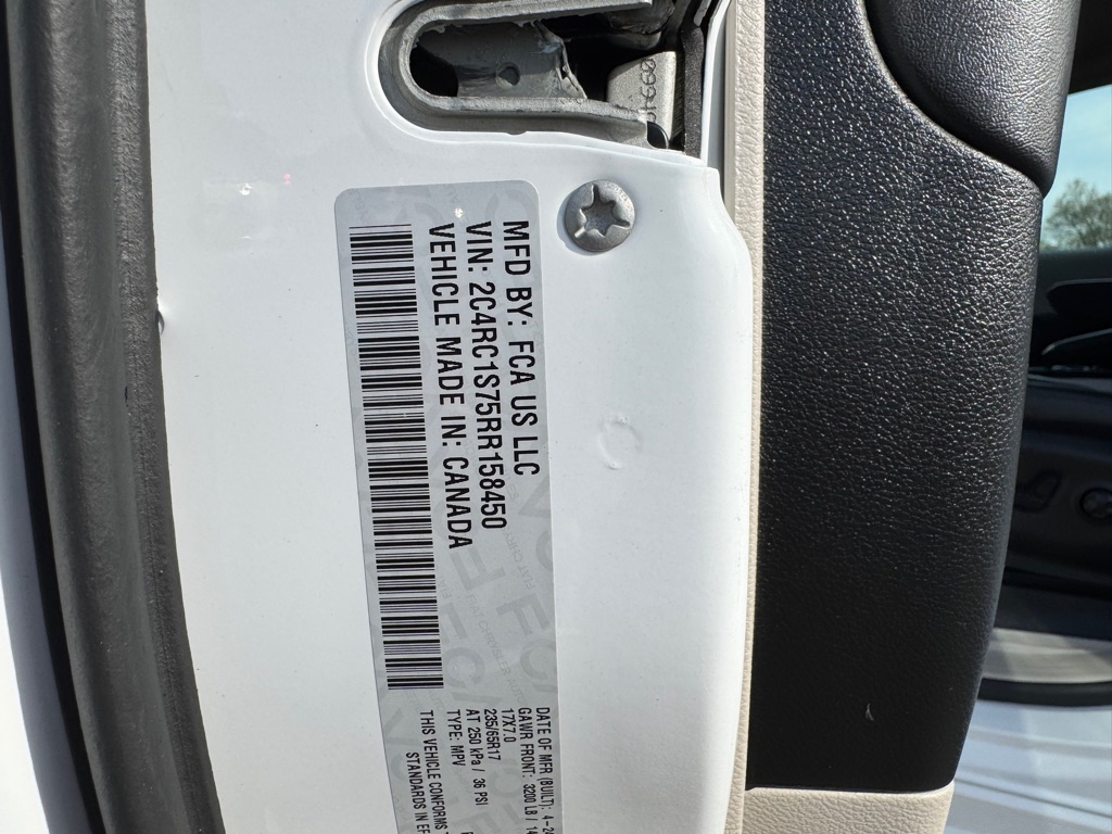 Photo 65 of this CHRYSLER PACIFICA PLUG-I