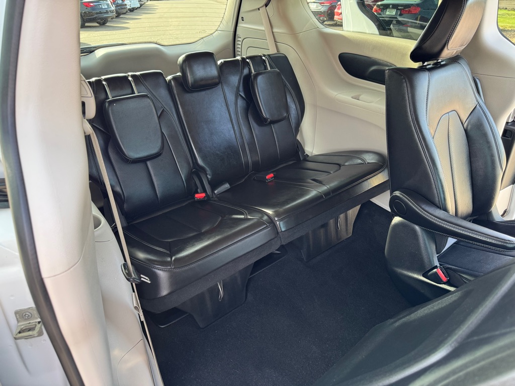 Photo 29 of this CHRYSLER PACIFICA PLUG-I