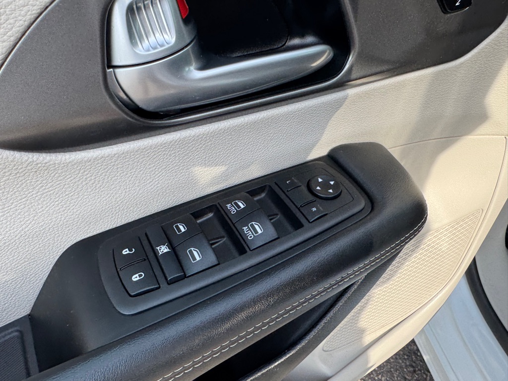 Photo 17 of this CHRYSLER PACIFICA PLUG-I