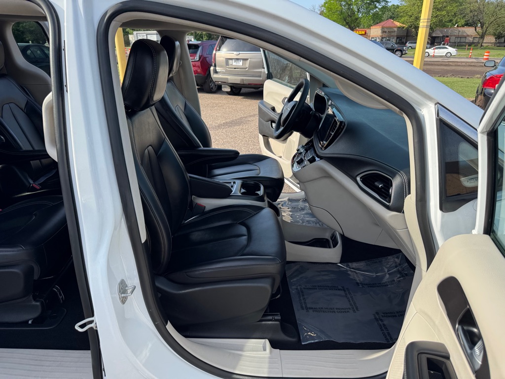 Photo 31 of this CHRYSLER PACIFICA PLUG-I