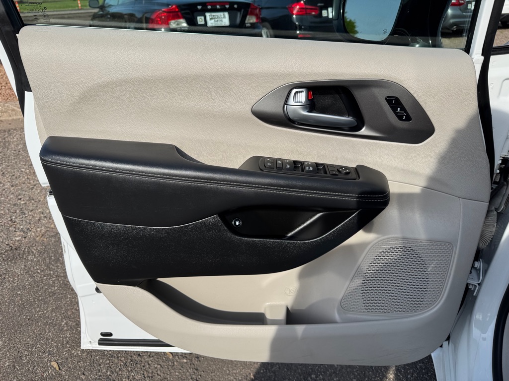 Photo 16 of this CHRYSLER PACIFICA PLUG-I