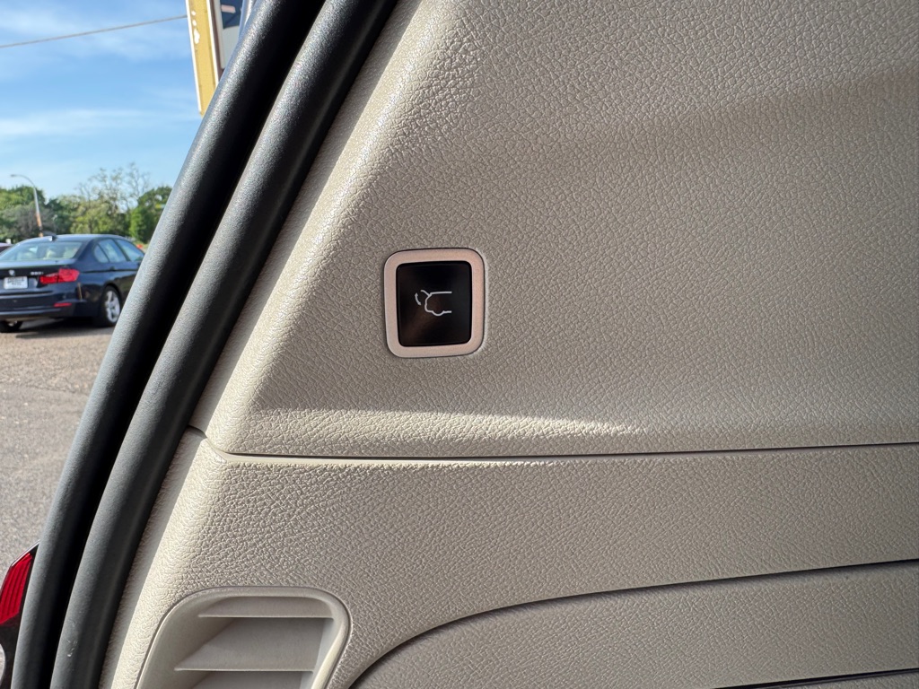 Photo 26 of this CHRYSLER PACIFICA PLUG-I