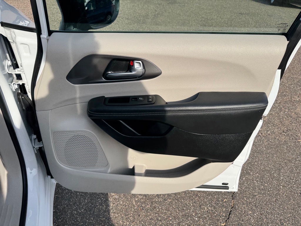 Photo 34 of this CHRYSLER PACIFICA PLUG-I