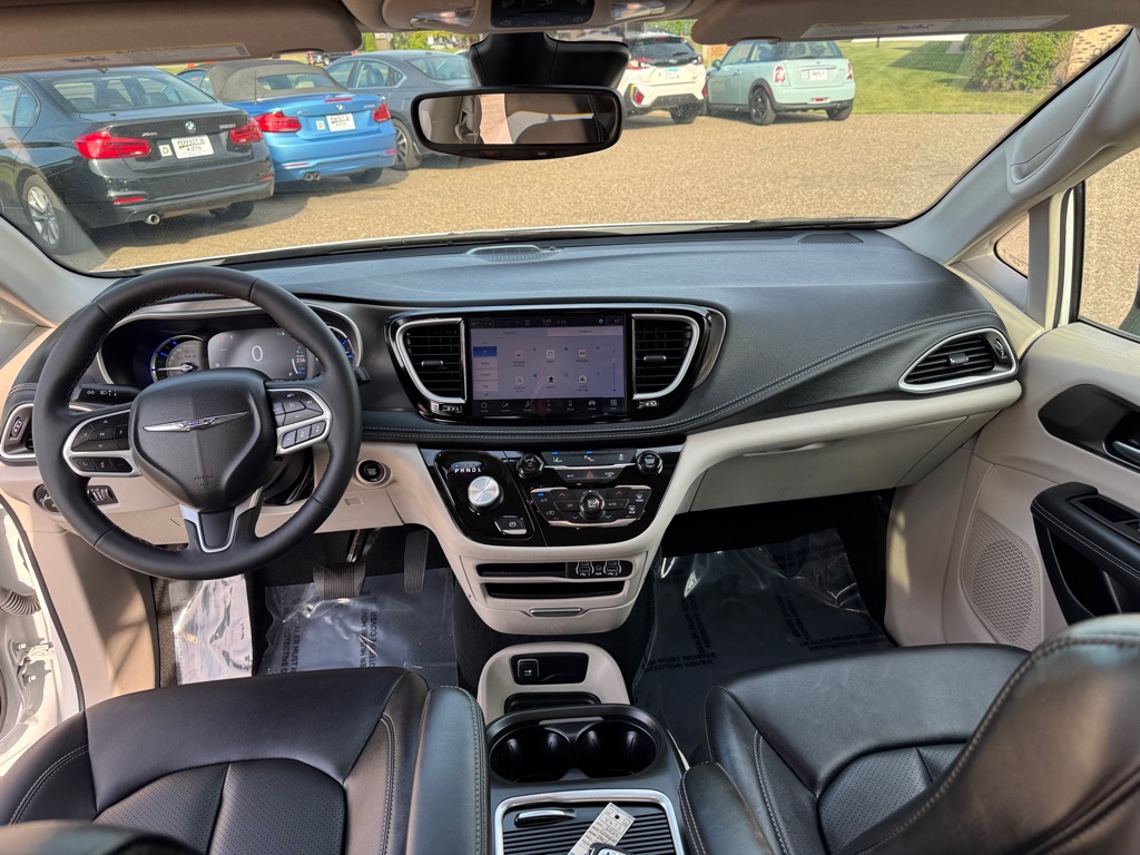 Photo 37 of this CHRYSLER PACIFICA PLUG-I