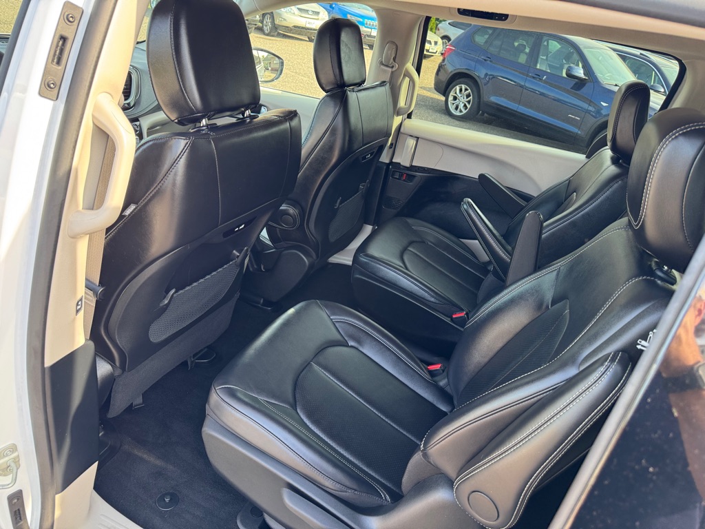 Photo 20 of this CHRYSLER PACIFICA PLUG-I