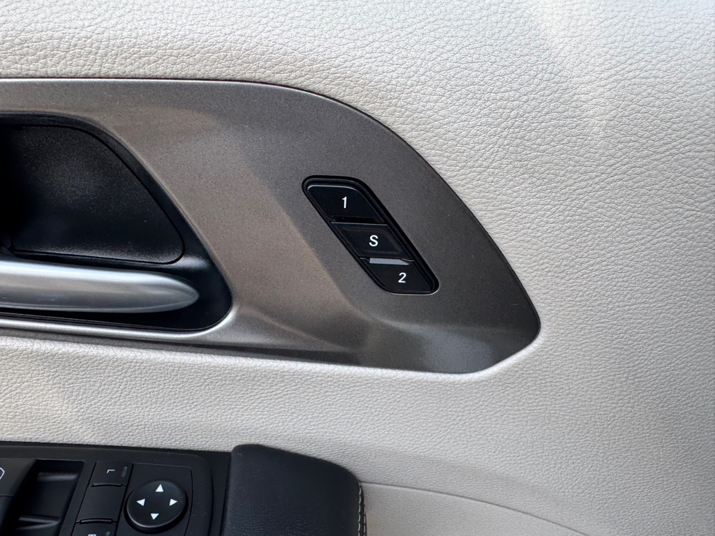 Photo 18 of this CHRYSLER PACIFICA PLUG-I