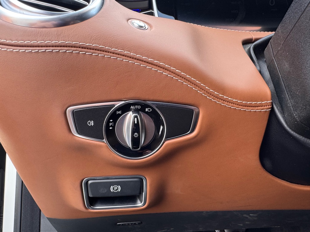 Photo 52 of this MERCEDES-BENZ S-CLASS