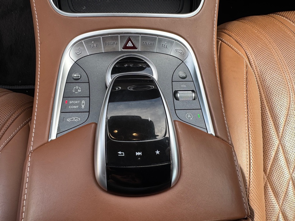Photo 34 of this MERCEDES-BENZ S-CLASS