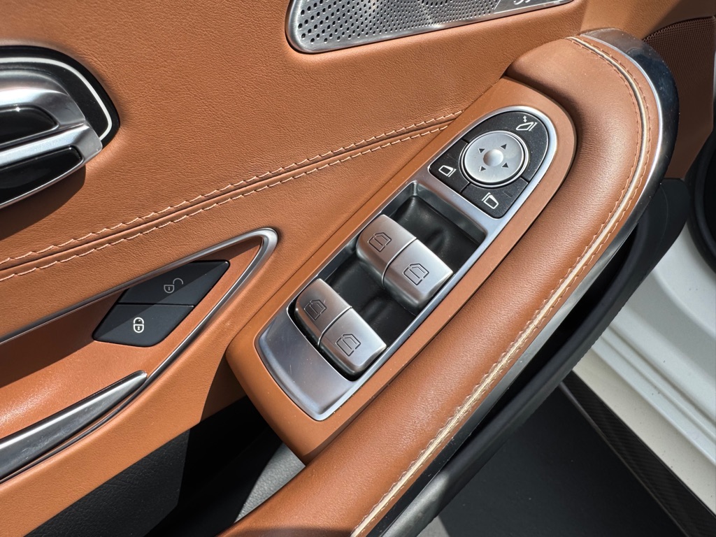 Photo 18 of this MERCEDES-BENZ S-CLASS