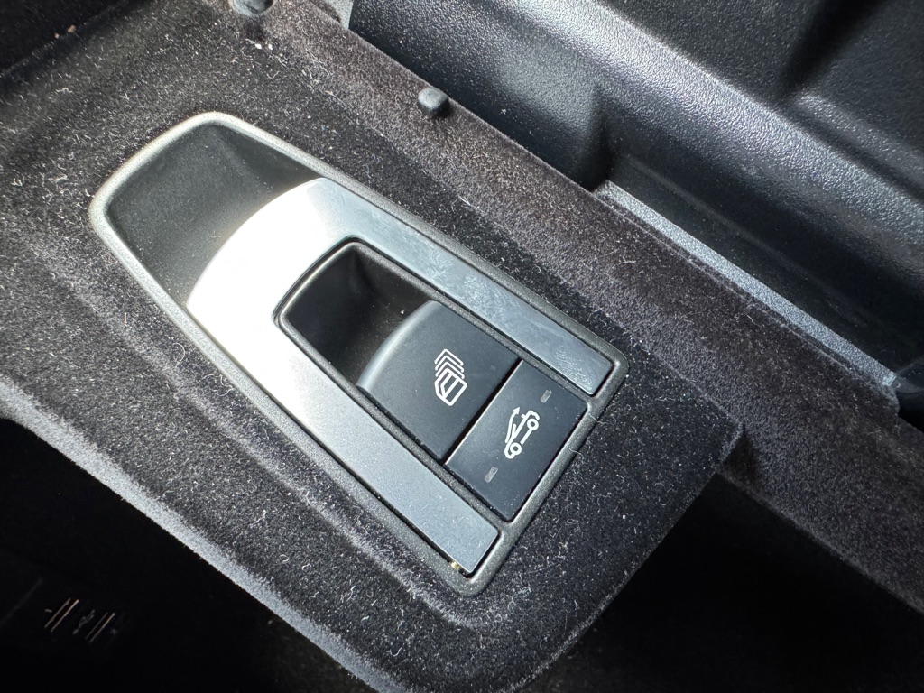 Photo 46 of this MERCEDES-BENZ S-CLASS