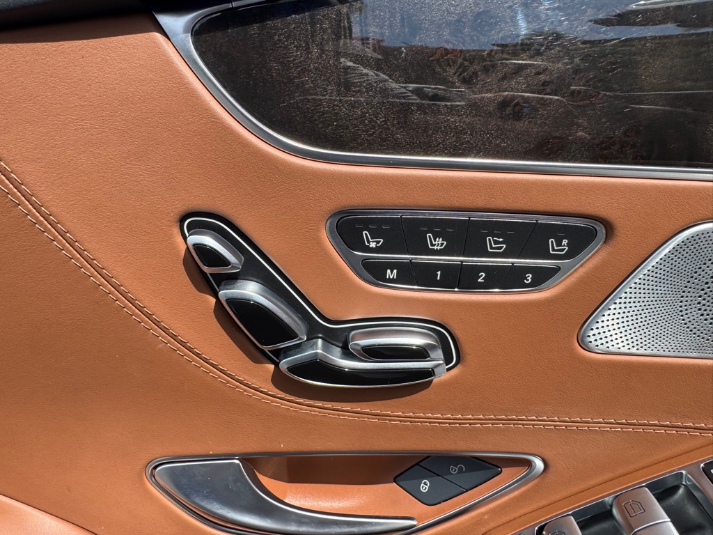 Photo 17 of this MERCEDES-BENZ S-CLASS