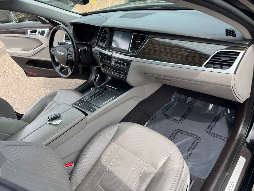 Photo 28 of this HYUNDAI GENESIS