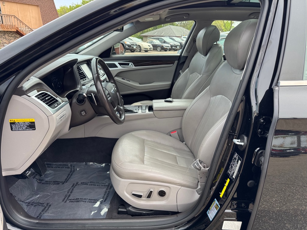 Photo 13 of this HYUNDAI GENESIS