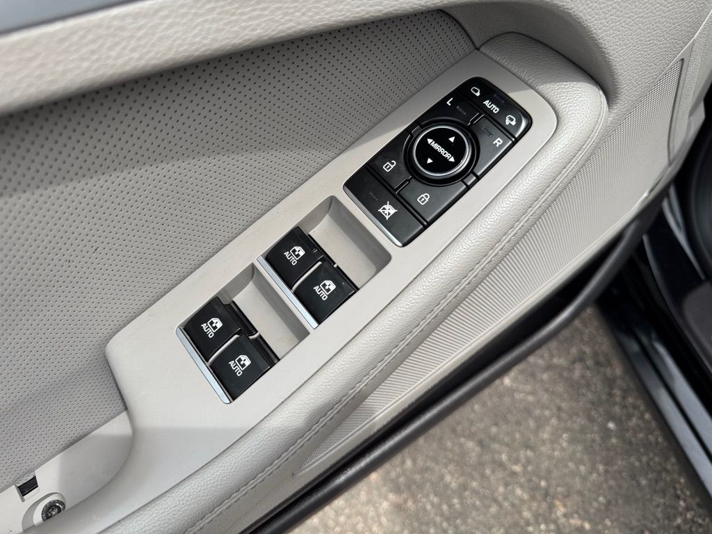 Photo 17 of this HYUNDAI GENESIS