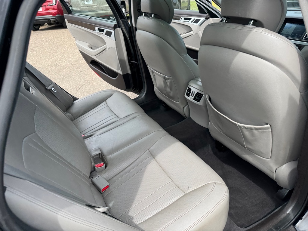 Photo 24 of this HYUNDAI GENESIS