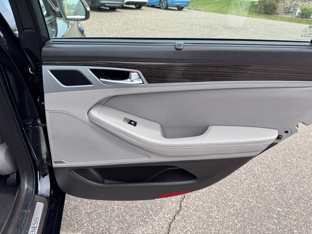 Photo 25 of this HYUNDAI GENESIS