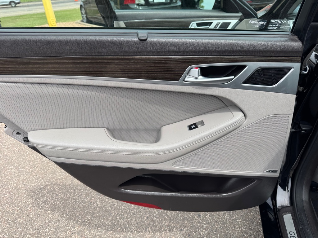 Photo 22 of this HYUNDAI GENESIS