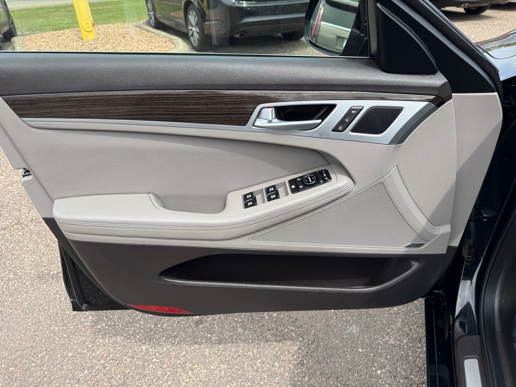 Photo 16 of this HYUNDAI GENESIS