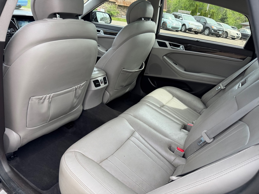 Photo 21 of this HYUNDAI GENESIS