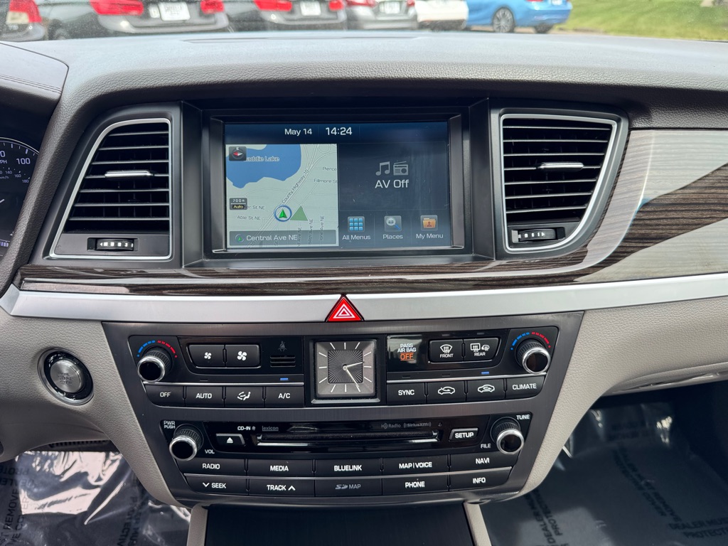 Photo 36 of this HYUNDAI GENESIS