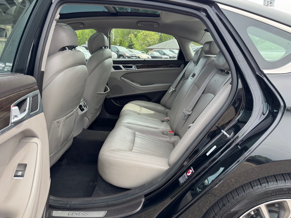 Photo 20 of this HYUNDAI GENESIS