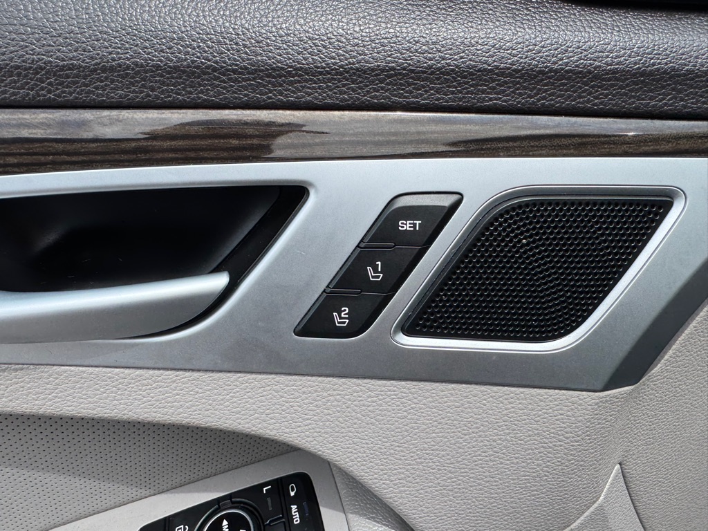 Photo 18 of this HYUNDAI GENESIS
