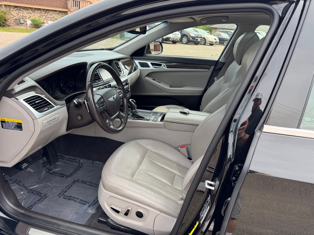 Photo 14 of this HYUNDAI GENESIS