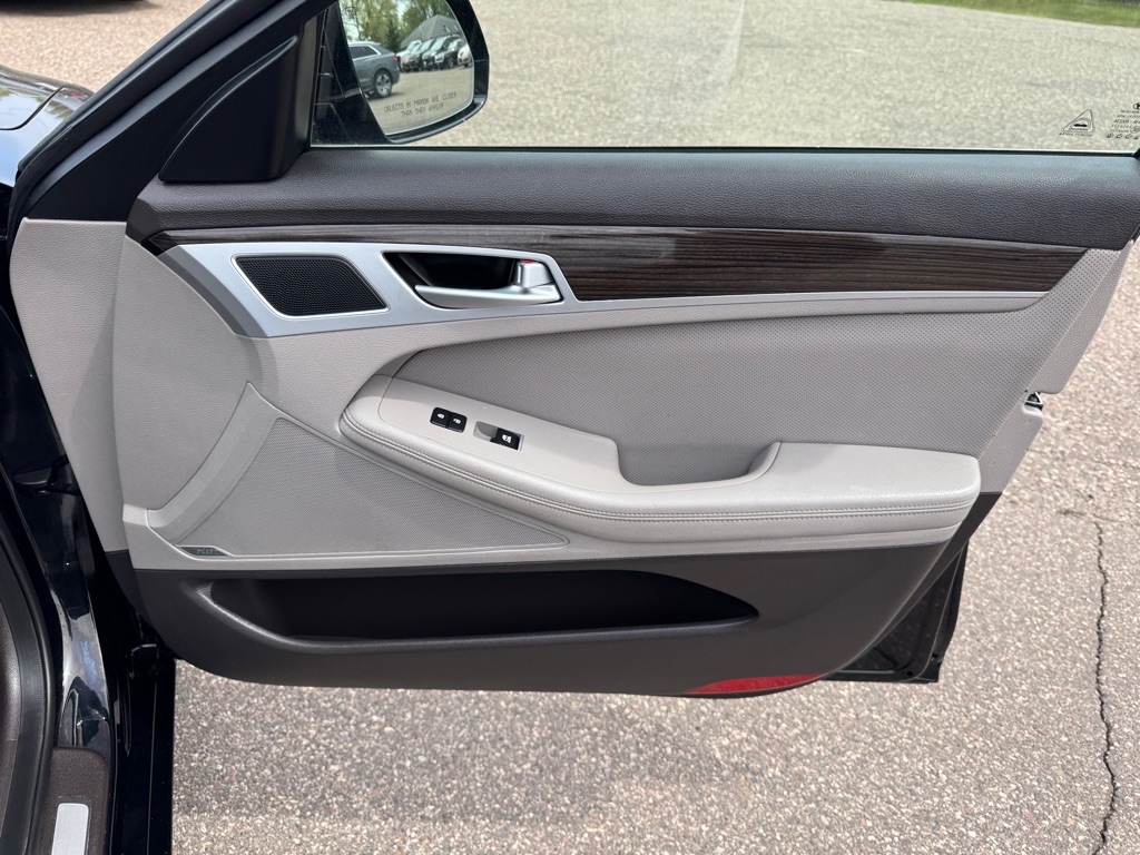 Photo 29 of this HYUNDAI GENESIS