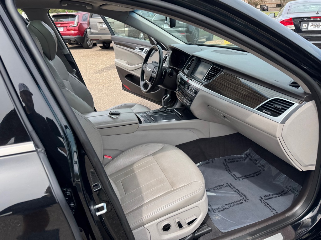 Photo 27 of this HYUNDAI GENESIS