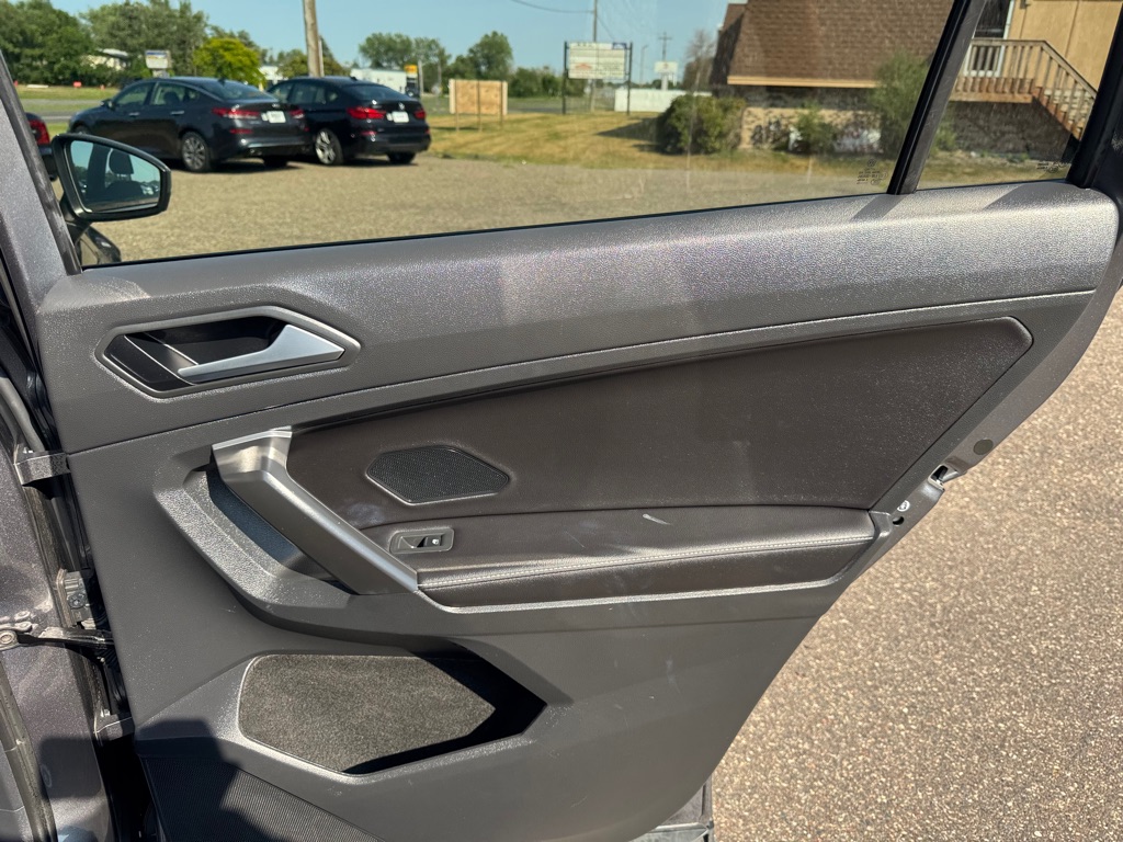 Photo 24 of this VOLKSWAGEN TIGUAN