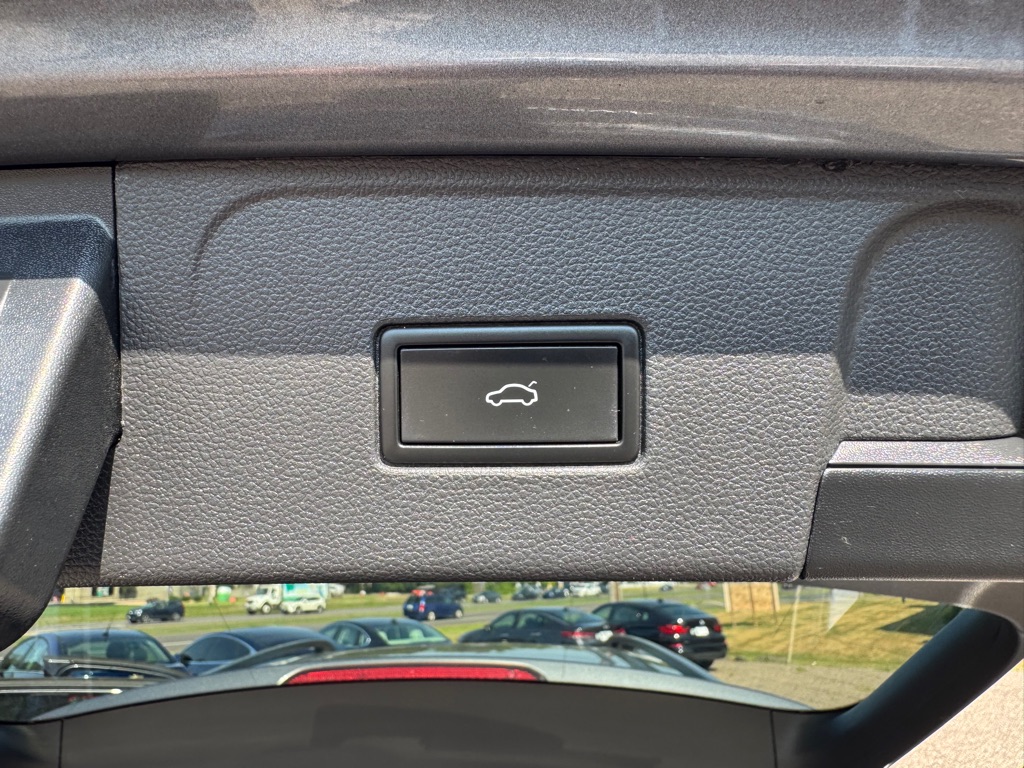 Photo 22 of this VOLKSWAGEN ATLAS