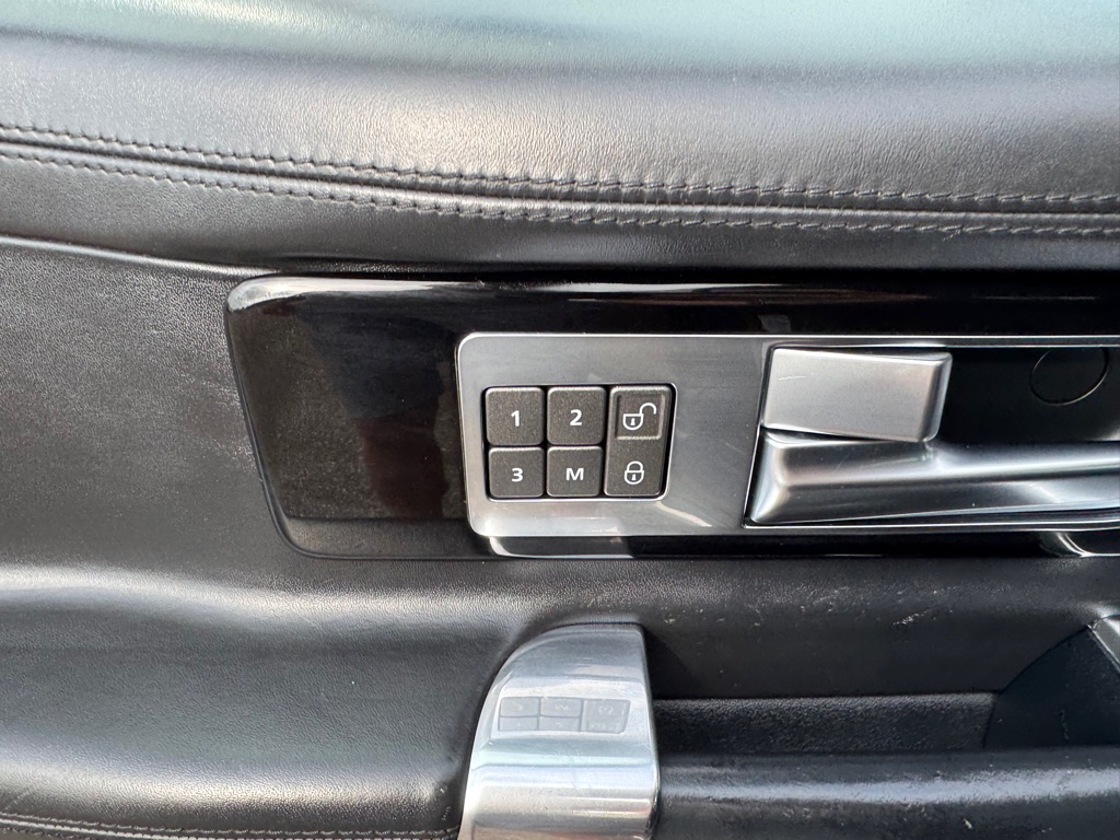Photo 17 of this LAND ROVER LR4