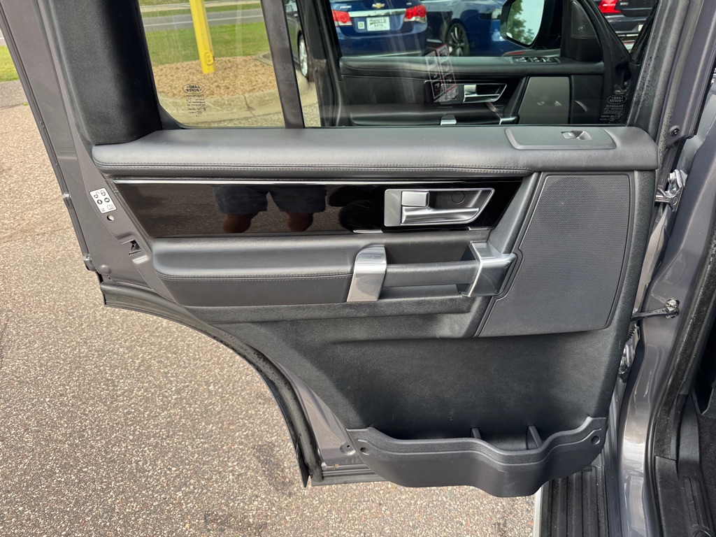 Photo 22 of this LAND ROVER LR4