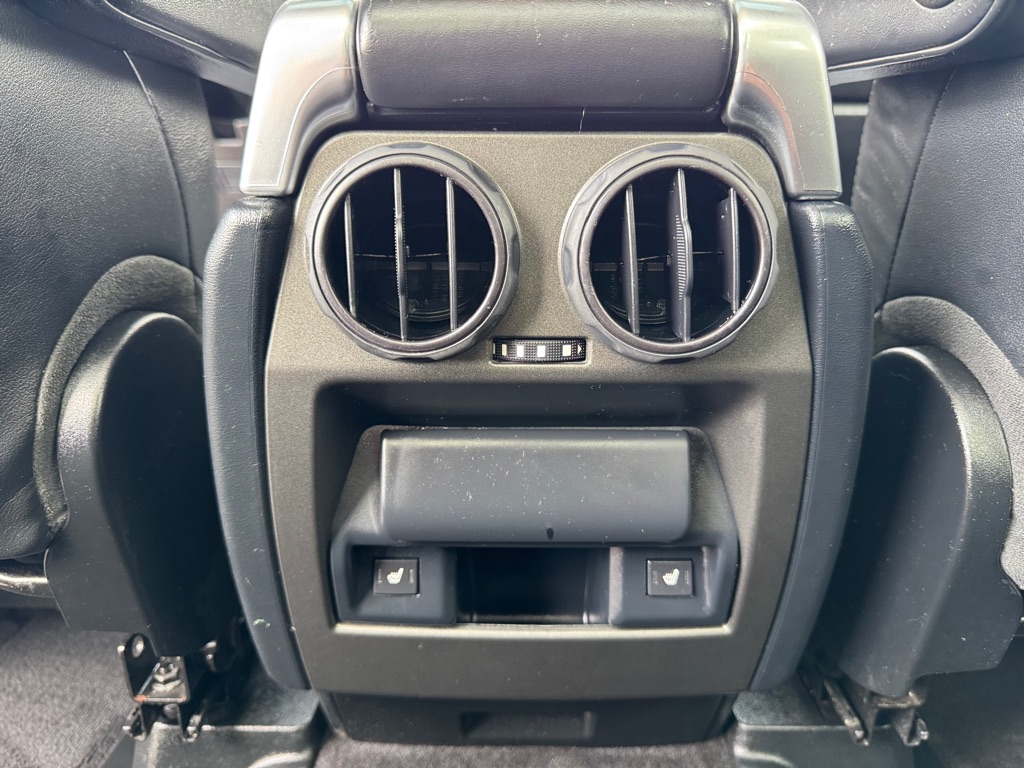 Photo 32 of this LAND ROVER LR4