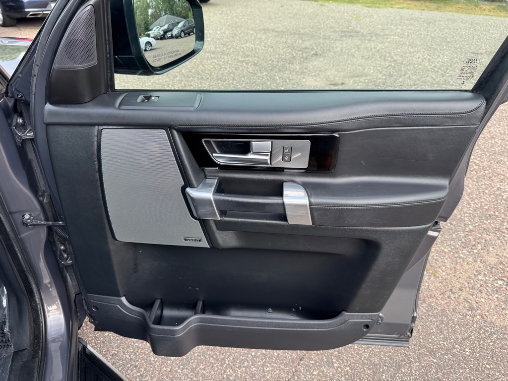 Photo 31 of this LAND ROVER LR4