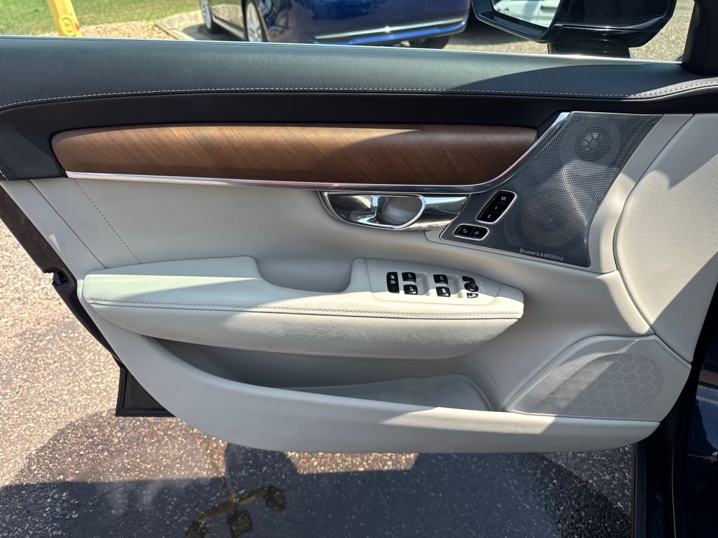 Photo 16 of this VOLVO S90