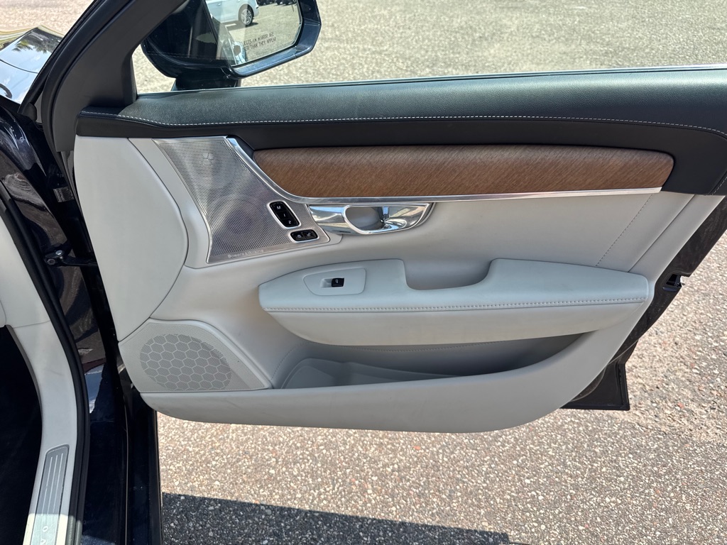 Photo 29 of this VOLVO S90