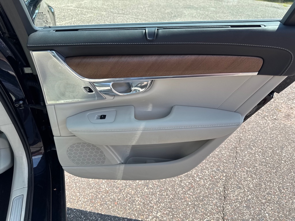 Photo 25 of this VOLVO S90