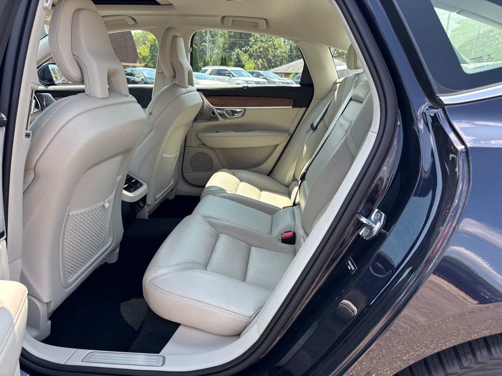 Photo 18 of this VOLVO S90