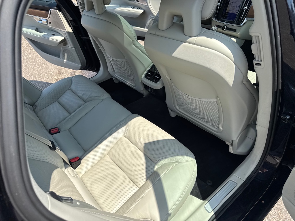 Photo 24 of this VOLVO S90