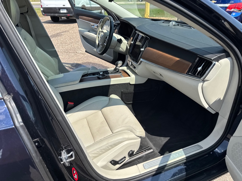 Photo 27 of this VOLVO S90