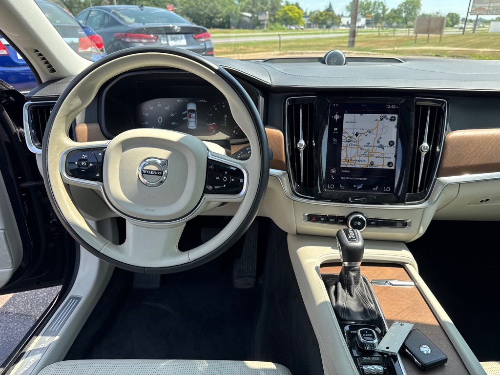Photo 32 of this VOLVO S90