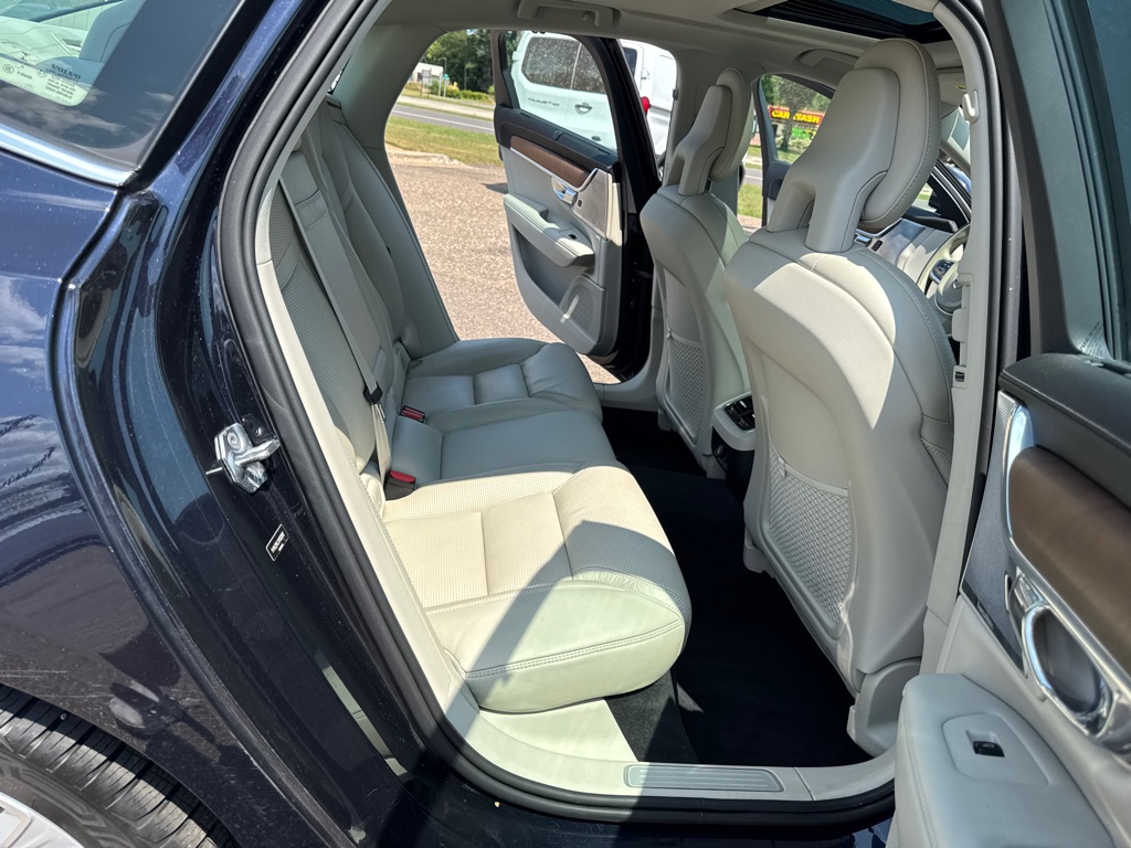 Photo 23 of this VOLVO S90