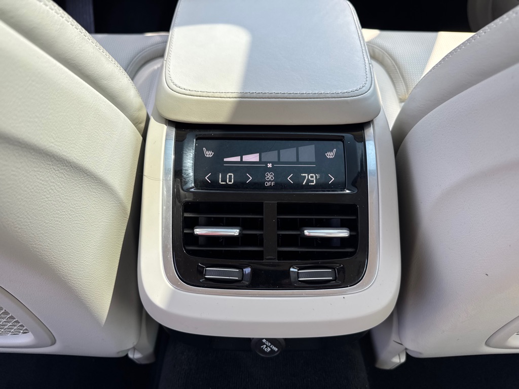 Photo 30 of this VOLVO S90