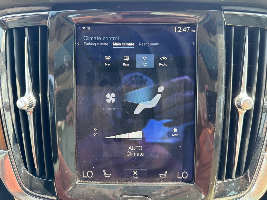 Photo 40 of this VOLVO S90
