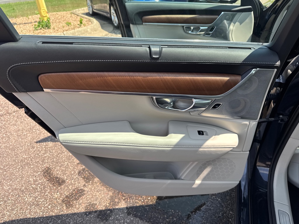 Photo 20 of this VOLVO S90